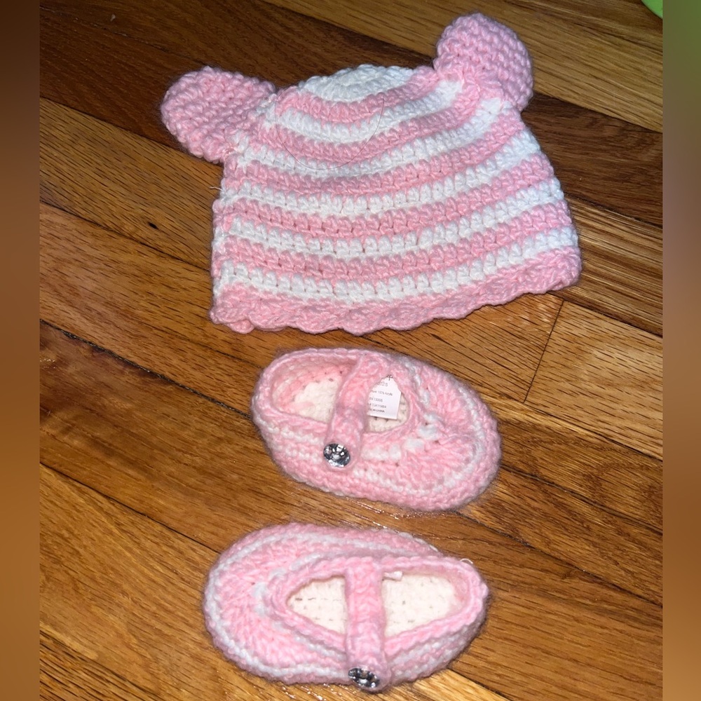 Knitted Newborn Hat and Shoes - great for newborn photo!